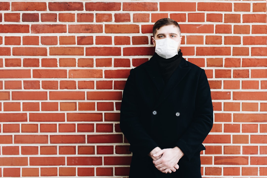 Photo Influencer promoting sleep mask