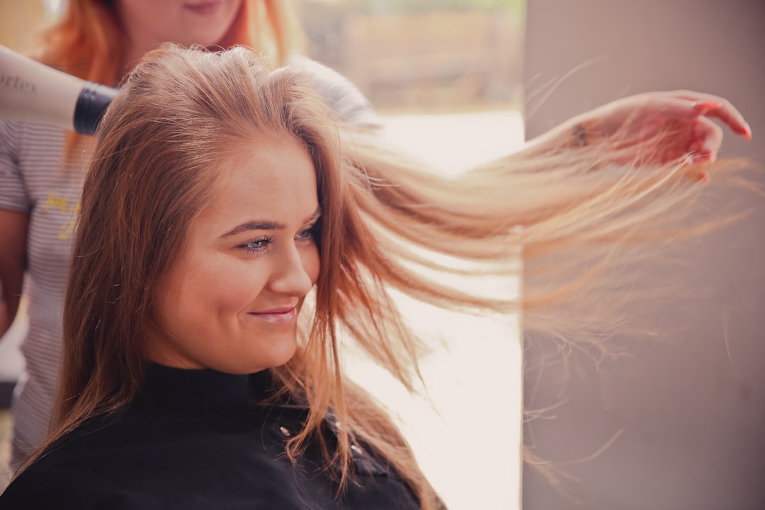 Photo Influencer promoting shampoo