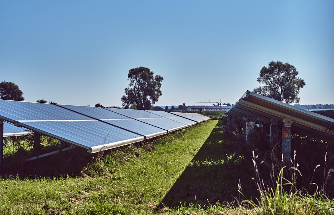 Photo Influencer promoting solar panels