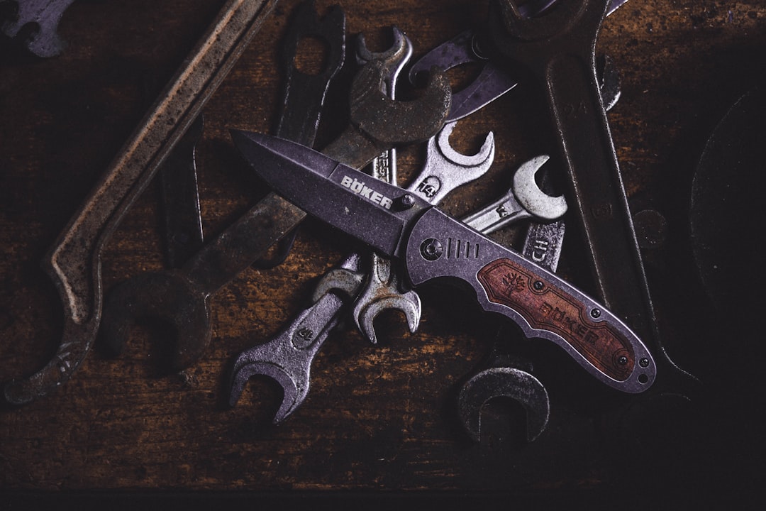 Photo Influencer holding tools