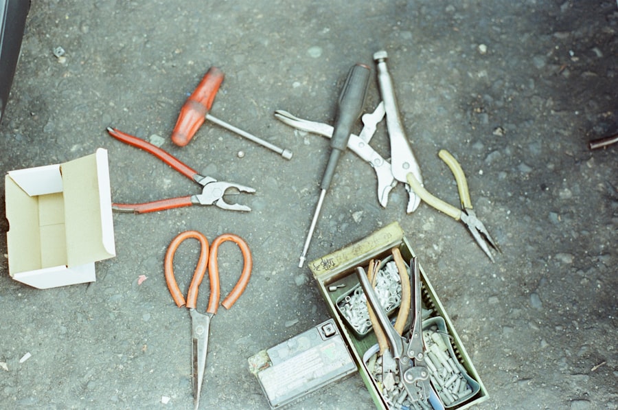 Photo Influencer holding tools