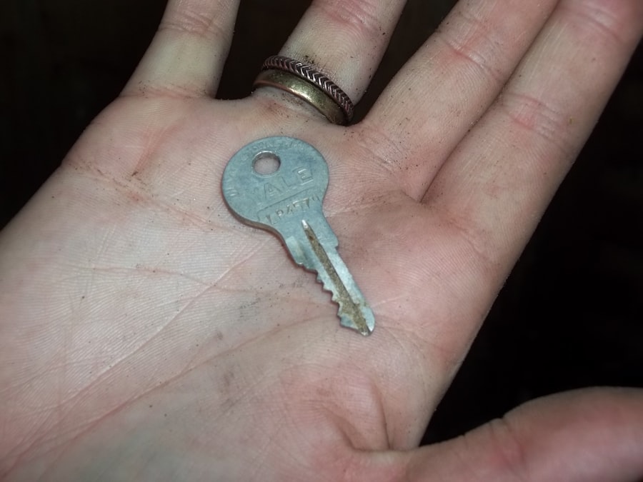 Photo Influencer with keys