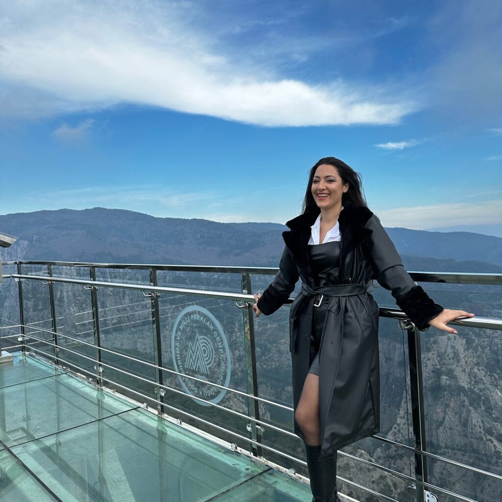 Elif Dertsiz Eleskovic Profil Fotoğrafı